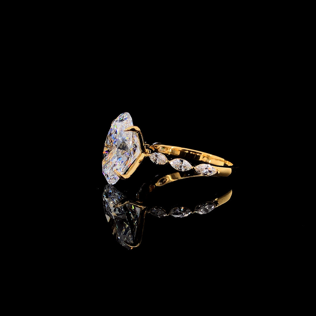Oval cut engagement ring
